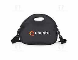 Bolsa térmica de mão com capacidade de 8 litros, confeccionada em nylon, material leve, resistente e adequado para uso frequente. Seu design compacto facilita o transporte de alimentos e bebidas em rotinas diárias e deslocamentos curtos. Conta com alça equipada com gancho, permitindo utilizá-la carregada ao corpo com mais conforto e praticidade. Acompanha plaquinha para personalização, integrada ao produto de forma discreta e durável. Um brinde corporativo funcional, pensado para uso real, que alia mobilidade, utilidade e boa exposição de marca no dia a dia.