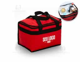 Bolsa térmica com capacidade de 13 litros, confeccionada em bagum sintético, material resistente e de fácil limpeza, adequada para uso frequente. Possui revestimento interno em polietileno atóxico soldado, que evita vazamentos e garante maior segurança no transporte de alimentos e bebidas. A estrutura favorece a conservação térmica e a organização do conteúdo. Conta com alça de mão em polipropileno, proporcionando firmeza e conforto ao carregar. Um brinde corporativo funcional e durável, pensado para o uso cotidiano e para entregar utilidade real com boa presença de marca.