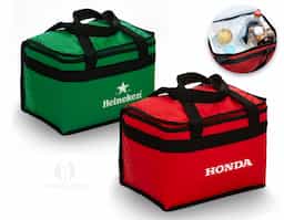 Bolsa térmica com capacidade de 13 litros, confeccionada em bagum sintético, material resistente e de fácil limpeza, adequada para uso frequente. Possui revestimento interno em polietileno atóxico soldado, que evita vazamentos e garante maior segurança no transporte de alimentos e bebidas. A estrutura favorece a conservação térmica e a organização do conteúdo. Conta com alça de mão em polipropileno, proporcionando firmeza e conforto ao carregar. Um brinde corporativo funcional e durável, pensado para o uso cotidiano e para entregar utilidade real com boa presença de marca.
