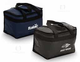 Bolsa térmica com capacidade de 13 litros, confeccionada em bagum sintético, material resistente e de fácil limpeza, adequada para uso frequente. Possui revestimento interno em polietileno atóxico soldado, que evita vazamentos e garante maior segurança no transporte de alimentos e bebidas. A estrutura favorece a conservação térmica e a organização do conteúdo. Conta com alça de mão em polipropileno, proporcionando firmeza e conforto ao carregar. Um brinde corporativo funcional e durável, pensado para o uso cotidiano e para entregar utilidade real com boa presença de marca.