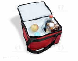 Bolsa térmica com capacidade de 13 litros, confeccionada em bagum sintético, material resistente e de fácil limpeza, adequada para uso frequente. Possui revestimento interno em polietileno atóxico soldado, que evita vazamentos e garante maior segurança no transporte de alimentos e bebidas. A estrutura favorece a conservação térmica e a organização do conteúdo. Conta com alça de mão em polipropileno, proporcionando firmeza e conforto ao carregar. Um brinde corporativo funcional e durável, pensado para o uso cotidiano e para entregar utilidade real com boa presença de marca.