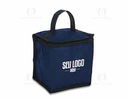 Bolsa térmica confeccionada em bagum sintético, material resistente e de fácil limpeza, ideal para uso prático no dia a dia. Possui capacidade de 4 litros e revestimento interno em polietileno atóxico, garantindo segurança no contato com alimentos e auxiliando na conservação térmica. Conta com alça de mão em polipropileno, que proporciona firmeza e conforto no transporte. Seu formato compacto favorece o uso recorrente em deslocamentos curtos, tornando-se um brinde corporativo funcional, durável e associado à utilidade real.