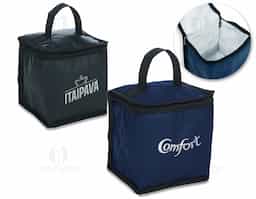 Bolsa térmica confeccionada em bagum sintético, material resistente e de fácil limpeza, ideal para uso prático no dia a dia. Possui capacidade de 4 litros e revestimento interno em polietileno atóxico, garantindo segurança no contato com alimentos e auxiliando na conservação térmica. Conta com alça de mão em polipropileno, que proporciona firmeza e conforto no transporte. Seu formato compacto favorece o uso recorrente em deslocamentos curtos, tornando-se um brinde corporativo funcional, durável e associado à utilidade real.