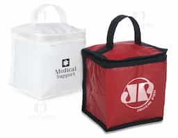 Bolsa térmica confeccionada em bagum sintético, material resistente e de fácil limpeza, ideal para uso prático no dia a dia. Possui capacidade de 4 litros e revestimento interno em polietileno atóxico, garantindo segurança no contato com alimentos e auxiliando na conservação térmica. Conta com alça de mão em polipropileno, que proporciona firmeza e conforto no transporte. Seu formato compacto favorece o uso recorrente em deslocamentos curtos, tornando-se um brinde corporativo funcional, durável e associado à utilidade real.