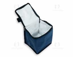 Bolsa térmica confeccionada em bagum sintético, material resistente e de fácil limpeza, ideal para uso prático no dia a dia. Possui capacidade de 4 litros e revestimento interno em polietileno atóxico, garantindo segurança no contato com alimentos e auxiliando na conservação térmica. Conta com alça de mão em polipropileno, que proporciona firmeza e conforto no transporte. Seu formato compacto favorece o uso recorrente em deslocamentos curtos, tornando-se um brinde corporativo funcional, durável e associado à utilidade real.