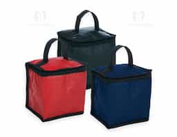 Bolsa térmica confeccionada em bagum sintético, material resistente e de fácil limpeza, ideal para uso prático no dia a dia. Possui capacidade de 4 litros e revestimento interno em polietileno atóxico, garantindo segurança no contato com alimentos e auxiliando na conservação térmica. Conta com alça de mão em polipropileno, que proporciona firmeza e conforto no transporte. Seu formato compacto favorece o uso recorrente em deslocamentos curtos, tornando-se um brinde corporativo funcional, durável e associado à utilidade real.