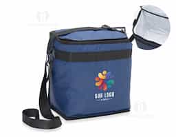 Bolsa térmica de bagum sintético com capacidade de 10 litros, contém revestimento interno em polietileno atóxico soldado (não vaza), bolso sintético externo de matelassê e alça tiracolo ajustável de polipropileno.