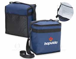 Bolsa térmica de bagum sintético com capacidade de 10 litros, contém revestimento interno em polietileno atóxico soldado (não vaza), bolso sintético externo de matelassê e alça tiracolo ajustável de polipropileno.