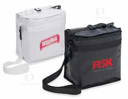 Bolsa térmica de bagum sintético com capacidade de 10 litros, contém revestimento interno em polietileno atóxico soldado (não vaza), bolso sintético externo de matelassê e alça tiracolo ajustável de polipropileno.