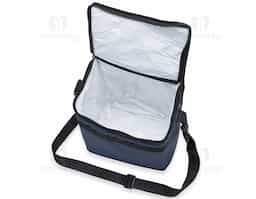 Bolsa térmica de bagum sintético com capacidade de 10 litros, contém revestimento interno em polietileno atóxico soldado (não vaza), bolso sintético externo de matelassê e alça tiracolo ajustável de polipropileno.