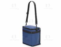 Bolsa térmica de bagum sintético com capacidade de 10 litros, contém revestimento interno em polietileno atóxico soldado (não vaza), bolso sintético externo de matelassê e alça tiracolo ajustável de polipropileno.