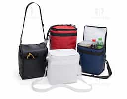 Bolsa térmica de bagum sintético com capacidade de 10 litros, contém revestimento interno em polietileno atóxico soldado (não vaza), bolso sintético externo de matelassê e alça tiracolo ajustável de polipropileno.