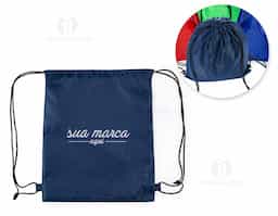 Mochila saco multifuncional em poliéster impermeável, leve e resistente. Possui cordões de nylon que funcionam como alças e sistema de fechamento prático, garantindo segurança e conforto no uso. Ideal como brinde corporativo moderno e versátil, combina funcionalidade, durabilidade e amplo espaço para personalização.