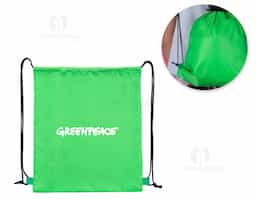 Mochila saco multifuncional em poliéster impermeável, leve e resistente. Possui cordões de nylon que funcionam como alças e sistema de fechamento prático, garantindo segurança e conforto no uso. Ideal como brinde corporativo moderno e versátil, combina funcionalidade, durabilidade e amplo espaço para personalização.