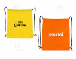 Mochila saco multifuncional em poliéster impermeável, leve e resistente. Possui cordões de nylon que funcionam como alças e sistema de fechamento prático, garantindo segurança e conforto no uso. Ideal como brinde corporativo moderno e versátil, combina funcionalidade, durabilidade e amplo espaço para personalização.