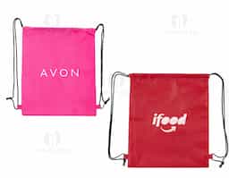 Mochila saco multifuncional em poliéster impermeável, leve e resistente. Possui cordões de nylon que funcionam como alças e sistema de fechamento prático, garantindo segurança e conforto no uso. Ideal como brinde corporativo moderno e versátil, combina funcionalidade, durabilidade e amplo espaço para personalização.