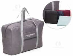 Bolsa de viagem dobrável confeccionada em poliéster e alça para mãos em nylon. Possui bolso principal na parte superior, bolso frontal também utilizado como um estojo para armazenamento do próprio produto e com área para encaixe em malas com puxador. Para guardar a bolsa dentro do estojo, posicione o bolso frontal para baixo, dobre a parte superior e inferior de modo que fique apenas o formato do bolso, faça o mesmo procedimento com as laterais para obter o formato quadrangular por completo. Com o lado do bolso virado para cima, posicione os dedos na parte interna superior e vire como se fosse deixá-lo do avesso, faça o mesmo procedimento com a parte inferior do bolso.