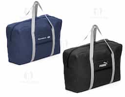 Bolsa de viagem dobrável confeccionada em poliéster e alça para mãos em nylon. Possui bolso principal na parte superior, bolso frontal também utilizado como um estojo para armazenamento do próprio produto e com área para encaixe em malas com puxador. Para guardar a bolsa dentro do estojo, posicione o bolso frontal para baixo, dobre a parte superior e inferior de modo que fique apenas o formato do bolso, faça o mesmo procedimento com as laterais para obter o formato quadrangular por completo. Com o lado do bolso virado para cima, posicione os dedos na parte interna superior e vire como se fosse deixá-lo do avesso, faça o mesmo procedimento com a parte inferior do bolso.