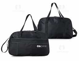 Bolsa de poliéster impermeável com capacidade de 33 litros. Possui compartimento principal com amplo espaço e um pequeno bolso interno para acessórios, além de um bolso frontal longo. A bolsa contém alças de nylon para mãos, alça transversal regulável, duas fivelas superiores para encaixe da alça transversal, zíperes com puxadores emborrachado e revestimento interno de poliéster.