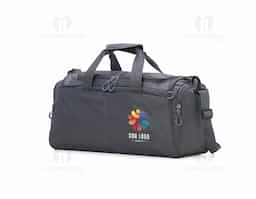 Bolsa Oxford impermeável com capacidade de 28 litros. Possui compartimento principal com amplo espaço, bolso frontal longo e dois bolsos laterais. A bolsa contém alças de nylon para mãos com suporte de velcro para unificação das alças, alça transversal regulável com apoio para ombro, duas fivelas superiores para encaixe da alça transversal, zíperes com puxadores plásticos, revestimento interno de poliéster e parte inferior com pequenas bases antiderrapantes.