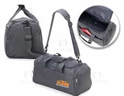 Bolsa Oxford impermeável com capacidade de 28 litros. Possui compartimento principal com amplo espaço, bolso frontal longo e dois bolsos laterais. A bolsa contém alças de nylon para mãos com suporte de velcro para unificação das alças, alça transversal regulável com apoio para ombro, duas fivelas superiores para encaixe da alça transversal, zíperes com puxadores plásticos, revestimento interno de poliéster e parte inferior com pequenas bases antiderrapantes.