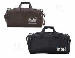 Bolsa Oxford impermeável com capacidade de 28 litros. Possui compartimento principal com amplo espaço, bolso frontal longo e dois bolsos laterais. A bolsa contém alças de nylon para mãos com suporte de velcro para unificação das alças, alça transversal regulável com apoio para ombro, duas fivelas superiores para encaixe da alça transversal, zíperes com puxadores plásticos, revestimento interno de poliéster e parte inferior com pequenas bases antiderrapantes.