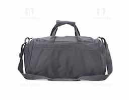 Bolsa Oxford impermeável com capacidade de 28 litros. Possui compartimento principal com amplo espaço, bolso frontal longo e dois bolsos laterais. A bolsa contém alças de nylon para mãos com suporte de velcro para unificação das alças, alça transversal regulável com apoio para ombro, duas fivelas superiores para encaixe da alça transversal, zíperes com puxadores plásticos, revestimento interno de poliéster e parte inferior com pequenas bases antiderrapantes.