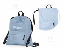 Mochila saco em poliéster com detalhes em nylon. Contém bolso de zíper na parte frontal, alça de mão e alças de nylon para as costas. Tecido resistente a água e parte traseira em material antitranspirante.