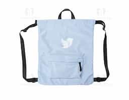 Mochila saco em poliéster com detalhes em nylon. Contém bolso de zíper na parte frontal, alça de mão e alças de nylon para as costas. Tecido resistente a água e parte traseira em material antitranspirante.