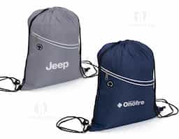 Mochila saco impermeável em fibra de poliéster. Contém bolso diagonal na parte frontal com entrada para fones de ouvido e alças de nylon.