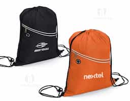Mochila saco impermeável em fibra de poliéster. Contém bolso diagonal na parte frontal com entrada para fones de ouvido e alças de nylon.