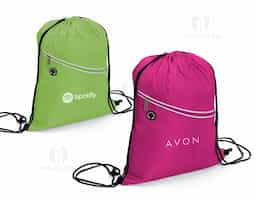 Mochila saco impermeável em fibra de poliéster. Contém bolso diagonal na parte frontal com entrada para fones de ouvido e alças de nylon.
