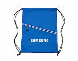 Mochila saco impermeável em fibra de poliéster. Contém bolso diagonal na parte frontal com entrada para fones de ouvido e alças de nylon.
