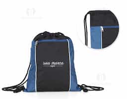 Mochila saco impermeável em fibra de poliéster. Contém bolso horizontal com zíper na parte frontal e alças de nylon.