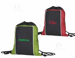 Mochila saco impermeável em fibra de poliéster. Contém bolso horizontal com zíper na parte frontal e alças de nylon.