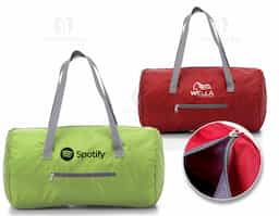 Bolsa impermeável esportiva com capacidade de 23 litros, contém bolso frontal e alças para transporte.