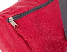 Bolsa impermeável esportiva com capacidade de 23 litros, contém bolso frontal e alças para transporte.
