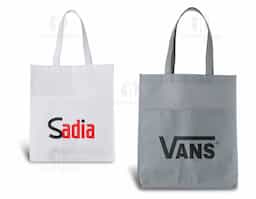 Sacola ecológica com bolso frontal externo e fundo amplo, contém alças para transporte.