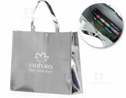Sacola TNT metalizada 120g/m² com botão. Confeccionado em TNT com revestimento laminado, parte superior possui botão plástico para fecho.