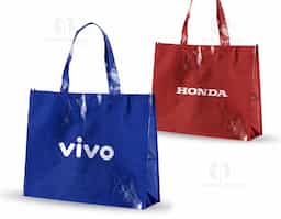 Sacola TNT metalizada com botão. Confeccionado em TNT com revestimento laminado, parte superior possui botão plástico para fecho.