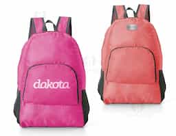 Mochila dobrável de 25 litros confeccionada em nylon impermeável. Compacta e com abertura prática, possui compartimento principal com pequeno bolso interno, bolsos laterais em malha e bolso frontal – compartimento responsável por acomodar a mochila