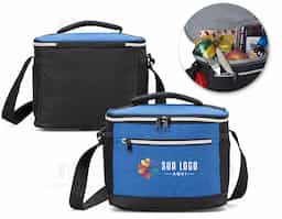 Bolsa térmica confeccionada em nylon, com capacidade de 10 litros, projetada para oferecer praticidade no transporte de alimentos e bebidas. Possui dois compartimentos que auxiliam na organização, sendo o compartimento principal com revestimento térmico para melhor conservação da temperatura. Conta ainda com bolsos laterais em malha, ideais para acomodar itens de acesso rápido. Seu design funcional torna o produto adequado para uso cotidiano, passeios e ações promocionais.