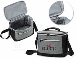 Bolsa térmica confeccionada em nylon, com capacidade de 10 litros, projetada para oferecer praticidade no transporte de alimentos e bebidas. Possui dois compartimentos que auxiliam na organização, sendo o compartimento principal com revestimento térmico para melhor conservação da temperatura. Conta ainda com bolsos laterais em malha, ideais para acomodar itens de acesso rápido. Seu design funcional torna o produto adequado para uso cotidiano, passeios e ações promocionais.