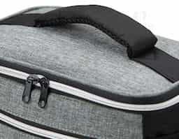 Bolsa térmica confeccionada em nylon, com capacidade de 10 litros, projetada para oferecer praticidade no transporte de alimentos e bebidas. Possui dois compartimentos que auxiliam na organização, sendo o compartimento principal com revestimento térmico para melhor conservação da temperatura. Conta ainda com bolsos laterais em malha, ideais para acomodar itens de acesso rápido. Seu design funcional torna o produto adequado para uso cotidiano, passeios e ações promocionais.