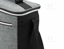 Bolsa térmica confeccionada em nylon, com capacidade de 10 litros, projetada para oferecer praticidade no transporte de alimentos e bebidas. Possui dois compartimentos que auxiliam na organização, sendo o compartimento principal com revestimento térmico para melhor conservação da temperatura. Conta ainda com bolsos laterais em malha, ideais para acomodar itens de acesso rápido. Seu design funcional torna o produto adequado para uso cotidiano, passeios e ações promocionais.