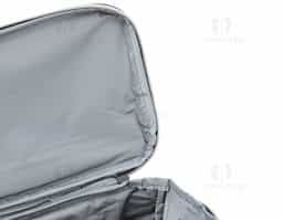 Bolsa térmica confeccionada em nylon, com capacidade de 10 litros, projetada para oferecer praticidade no transporte de alimentos e bebidas. Possui dois compartimentos que auxiliam na organização, sendo o compartimento principal com revestimento térmico para melhor conservação da temperatura. Conta ainda com bolsos laterais em malha, ideais para acomodar itens de acesso rápido. Seu design funcional torna o produto adequado para uso cotidiano, passeios e ações promocionais.
