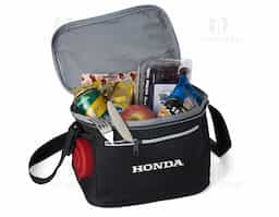 Bolsa térmica confeccionada em nylon, com capacidade de 10 litros, projetada para oferecer praticidade no transporte de alimentos e bebidas. Possui dois compartimentos que auxiliam na organização, sendo o compartimento principal com revestimento térmico para melhor conservação da temperatura. Conta ainda com bolsos laterais em malha, ideais para acomodar itens de acesso rápido. Seu design funcional torna o produto adequado para uso cotidiano, passeios e ações promocionais.