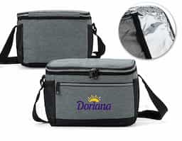 Bolsa térmica confeccionada em nylon, com capacidade de 11 litros e design pensado para organização e conforto no uso diário. Possui dois compartimentos, sendo o principal com revestimento térmico que auxilia na conservação da temperatura, além de bolso interno telado para acomodar utensílios de forma prática. Conta com bolsos laterais em malha, ideais para itens de acesso rápido, e alça transversal com apoio para o ombro, proporcionando transporte mais confortável. Um brinde corporativo funcional, versátil e alinhado a rotinas dinâmicas.