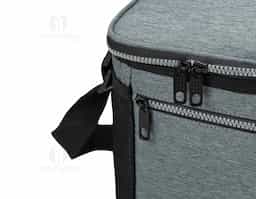 Bolsa térmica confeccionada em nylon, com capacidade de 11 litros e design pensado para organização e conforto no uso diário. Possui dois compartimentos, sendo o principal com revestimento térmico que auxilia na conservação da temperatura, além de bolso interno telado para acomodar utensílios de forma prática. Conta com bolsos laterais em malha, ideais para itens de acesso rápido, e alça transversal com apoio para o ombro, proporcionando transporte mais confortável. Um brinde corporativo funcional, versátil e alinhado a rotinas dinâmicas.