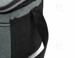 Bolsa térmica confeccionada em nylon, com capacidade de 11 litros e design pensado para organização e conforto no uso diário. Possui dois compartimentos, sendo o principal com revestimento térmico que auxilia na conservação da temperatura, além de bolso interno telado para acomodar utensílios de forma prática. Conta com bolsos laterais em malha, ideais para itens de acesso rápido, e alça transversal com apoio para o ombro, proporcionando transporte mais confortável. Um brinde corporativo funcional, versátil e alinhado a rotinas dinâmicas.